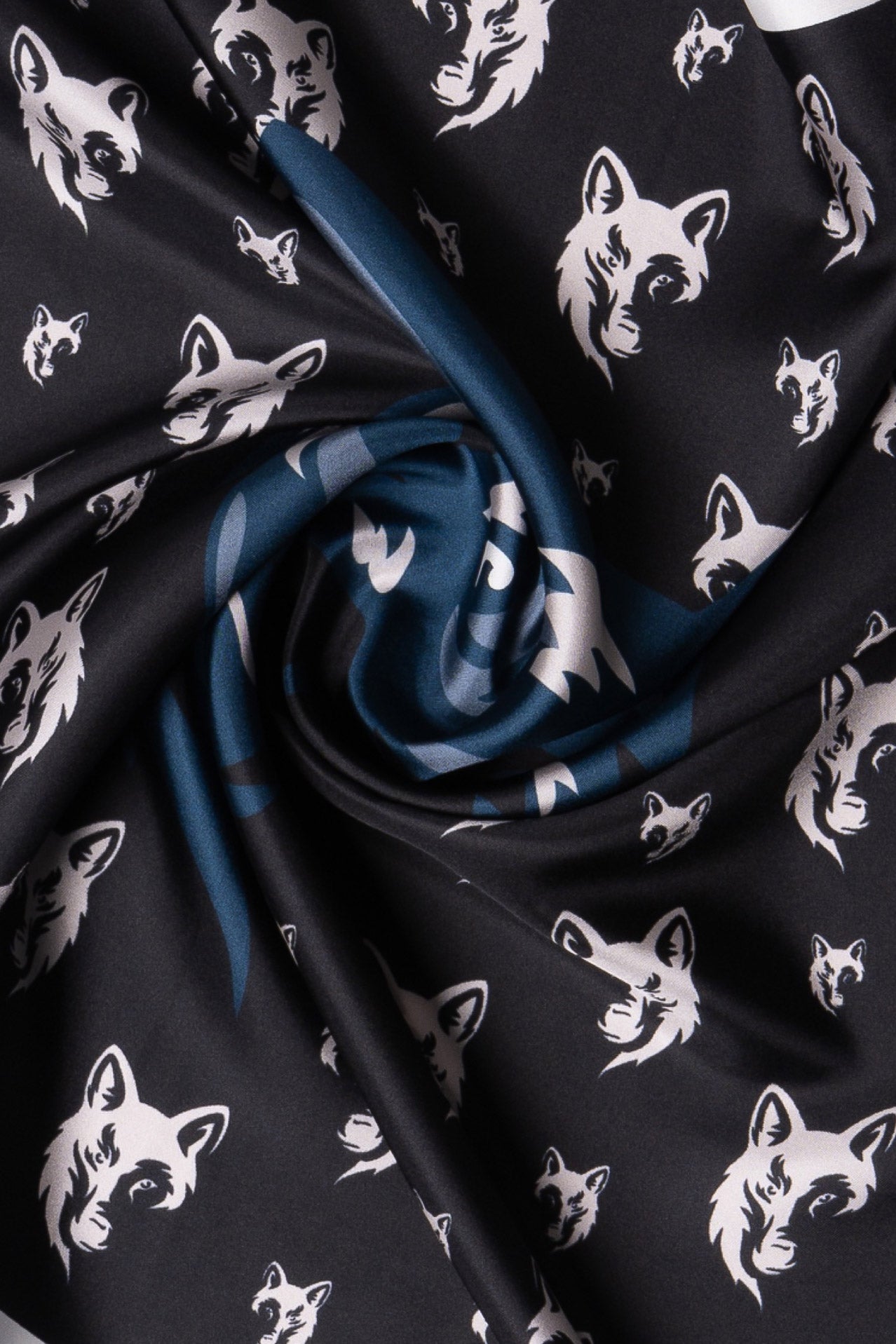 Foulard en sergé imprimé motif Loup
