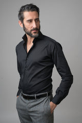 La camicia Oriali Firenze uomo tinta unita nero indossata dal modello
