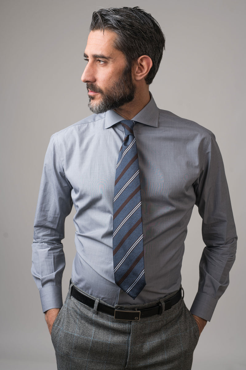 La camicia Oriali Firenze uomo tinta unita grigio indossata dal modello