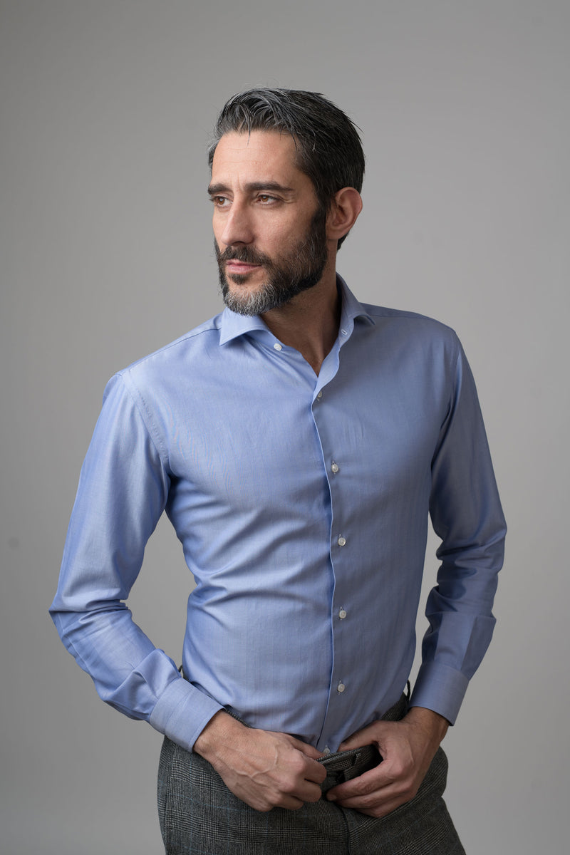 La camicia Oriali Firenze uomo spigata azzurro scuro twill indossata dal modello