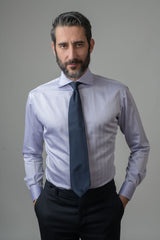 La camicia Oriali Firenze uomo spigata viola twill indossata dal modello