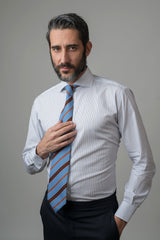 La camicia Oriali Firenze uomo a righe bianche, blu, beige indossata dal modello