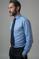 La camicia Oriali Firenze uomo tinta unita azzurro elettrico indossata dal modello