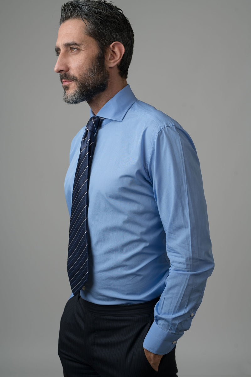 La camicia Oriali Firenze uomo tinta unita azzurro elettrico indossata dal modello