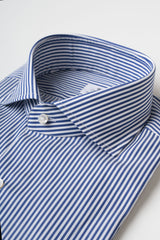 Il collo della camicia Oriali Firenze uomo a righe bianche e blu