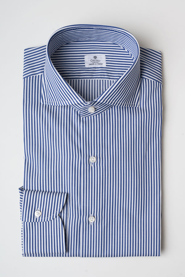 La camicia Oriali Firenze uomo a righe bianche e blu vista dall'alto