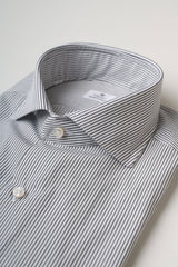 Il collo della camicia Oriali Firenze uomo a righe bianche e nere 