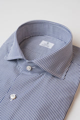 Il collo della camicia Oriali Firenze da uomo a righe fini bianche e blu