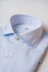 Il collo della camicia Oriali Firenze uomo tinta unita azzurro piquet