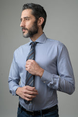 La camicia Oriali Firenze uomo a righe bianche e blu indossata dal modello