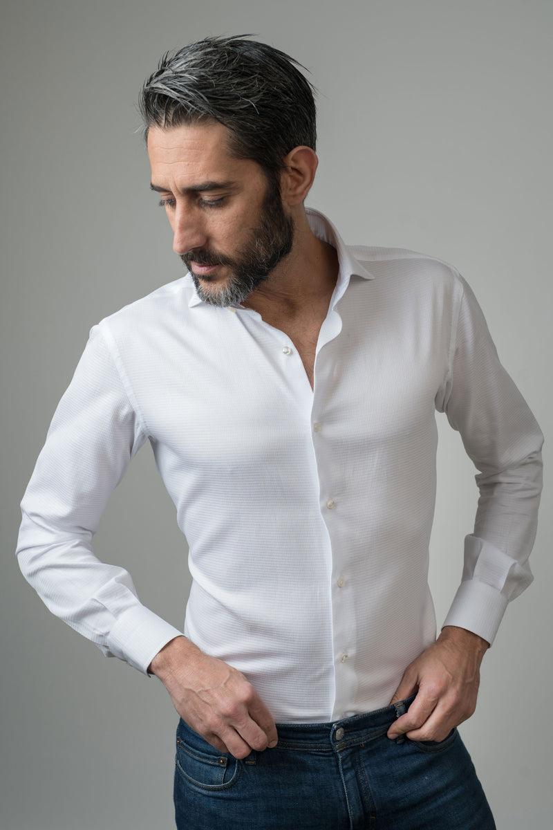 La camicia Oriali Firenze uomo bianco Oxford tinta unita indossata dal modello