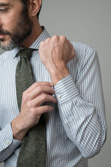 Il polsino della camicia Oriali Firenze uomo a righe bianche e grigio medio 